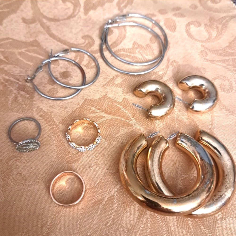Bundle of Jewelries